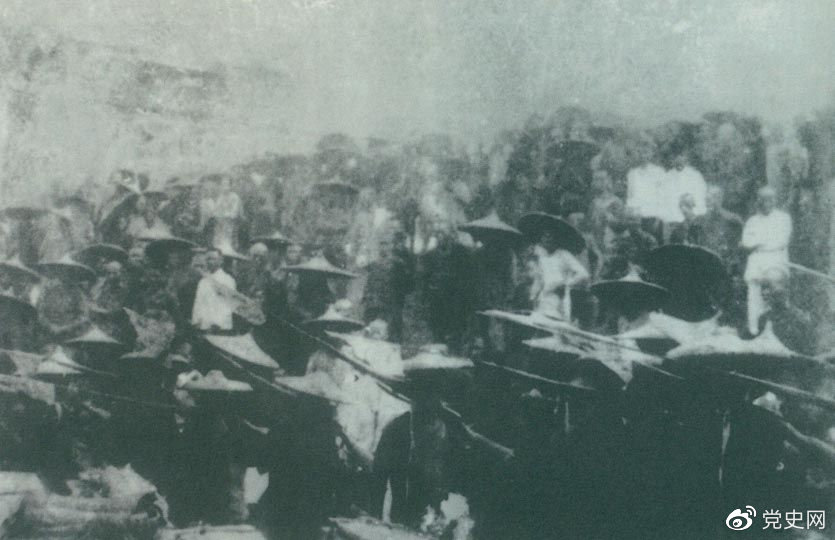 　　1926年7月9日，國民革命軍開始北伐。兩天后，北伐軍的先頭部隊(duì)葉挺獨(dú)立團(tuán)攻占了長沙。然后向武漢進(jìn)攻。一路上，迅猛發(fā)展的農(nóng)民運(yùn)動(dòng)有力地配合了北伐戰(zhàn)爭。在湖南、江西、湖北，農(nóng)民運(yùn)動(dòng)越來越引人注目。這是支援北伐戰(zhàn)爭的農(nóng)民自衛(wèi)軍。