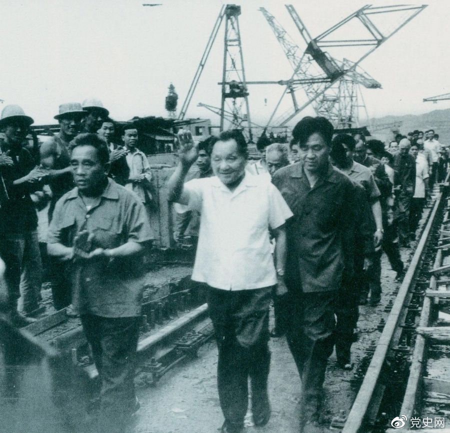 1980年7月12日，鄧小平到葛洲壩水利樞紐工程視察。