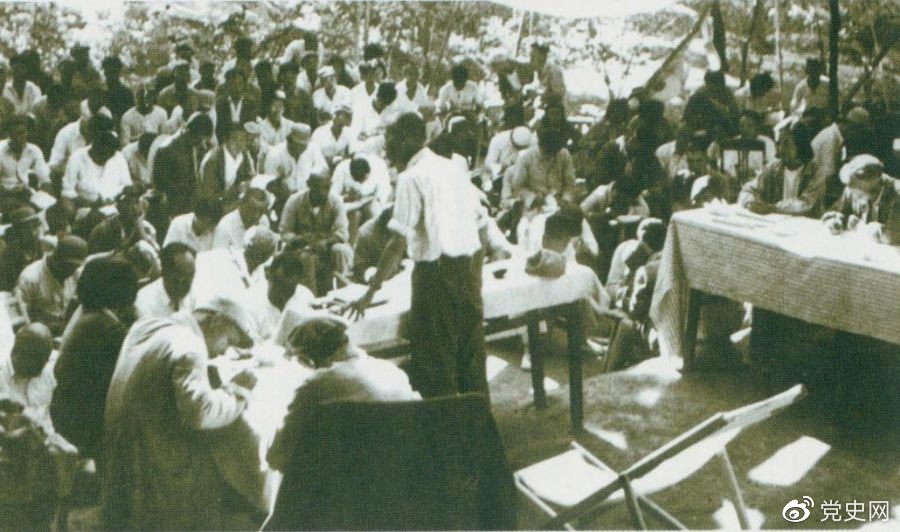 1947年7月17日至9月13日，全國土地會議在河北西柏坡召開。劉少奇主持會議并在會上作報告。