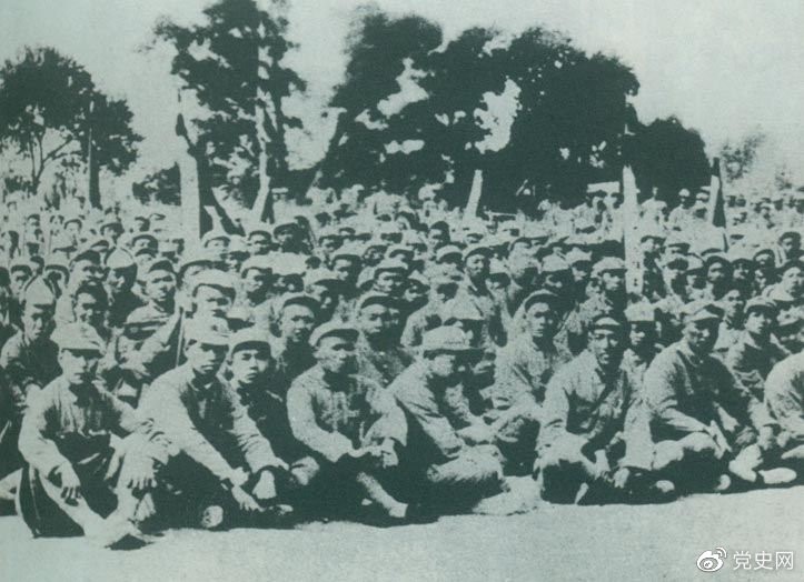 盧溝橋事變后的第11天，1937年7月18日，延安召開群眾大會，毛澤東發(fā)表演說。據(jù)當(dāng)時(shí)報(bào)載：“演詞激昂，聽眾均摩拳擦掌，熱血沸騰，愿赴抗日戰(zhàn)場，與日寇決一死戰(zhàn)?！?/></p><p>盧溝橋事變后的第11天，1937年7月18日，延安召開群眾大會，毛澤東發(fā)表演說。據(jù)當(dāng)時(shí)報(bào)載：“演詞激昂，聽眾均摩拳擦掌，熱血沸騰，愿赴抗日戰(zhàn)場，與日寇決一死戰(zhàn)。”</p><p><br/></p><p>轉(zhuǎn)載：共產(chǎn)黨員網(wǎng)</p>
							
							</div><!-- article-con -->






		<div   id=