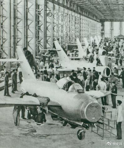 1956年7月19日，國(guó)產(chǎn)第一架噴氣式戰(zhàn)斗機(jī)在沈陽(yáng)首次試飛成功，標(biāo)志著中國(guó)具備了獨(dú)立研制空軍武器裝備的能力。圖為國(guó)產(chǎn)第一批噴氣式飛機(jī)即將出廠。
