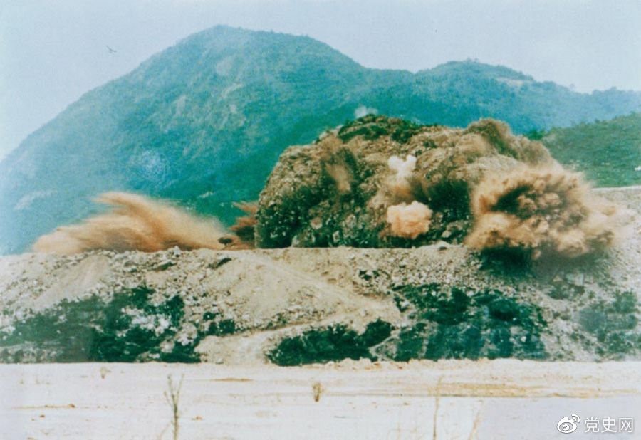 1979年7月20日，深圳蛇口工業(yè)區(qū)的建設(shè)者點(diǎn)燃開山炮時(shí)的場面。