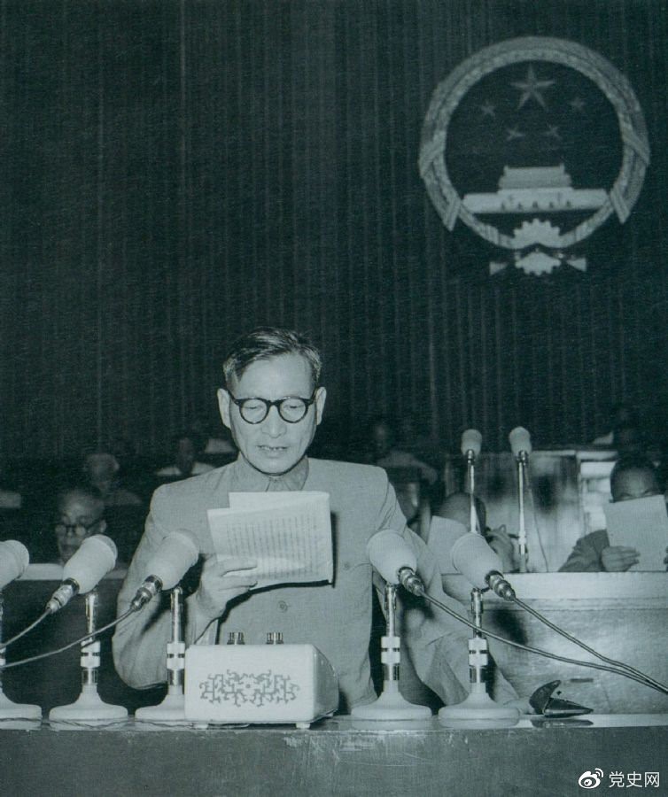 1955年7月，陳云在一屆全國(guó)人大二次會(huì)議上作堅(jiān)持和改進(jìn)糧食統(tǒng)購(gòu)統(tǒng)銷工作的報(bào)告。