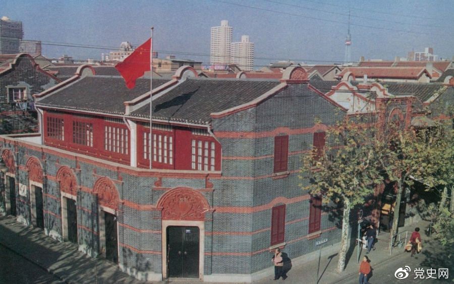 1921年7月23日 中國共產(chǎn)黨第一次全國代表大會在上海法租界望志路106號（今興業(yè)路76號）開幕。最后一天的會議轉(zhuǎn)移到浙江嘉興南湖的游船上舉行。 圖為中共一大會址。
