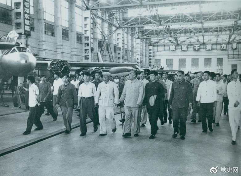 1964年7月31日，朱德視察哈爾濱飛機(jī)制造廠。