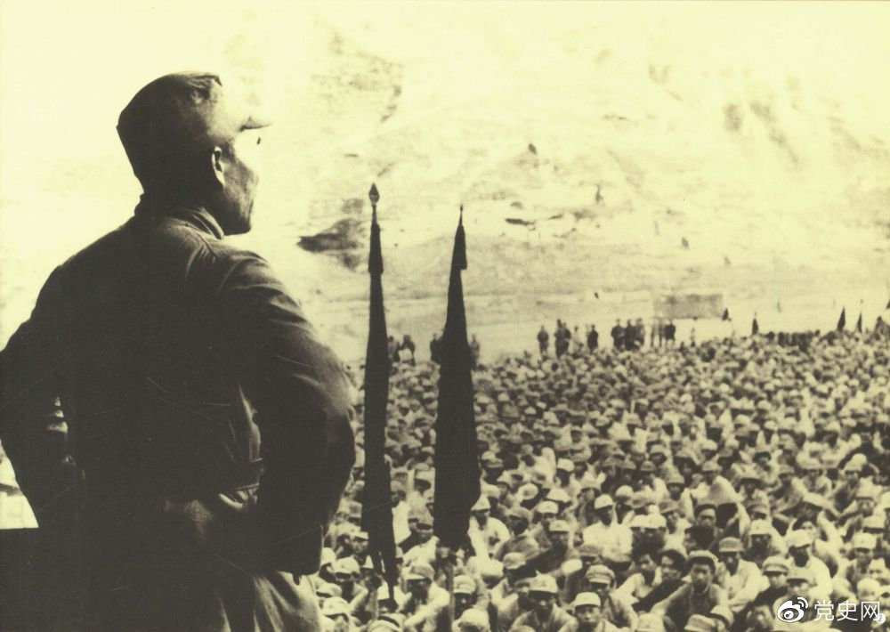 1937年8月后，朱德任中共中央軍委副主席、中央軍委華北軍分會書記、國民革命軍第八路軍總指揮（后為第十八集團軍總司令），指揮八路軍開赴華北抗日前線。圖為朱德對即將開赴前線的八路軍將士講話。