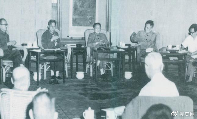 1977年8月4日—8日，鄧小平主持召開(kāi)科學(xué)和教育工作座談會(huì)。