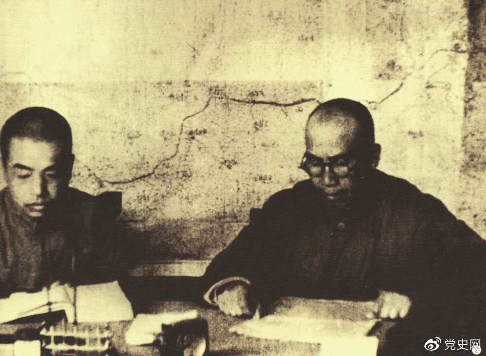 1945年8月，彭德懷任中央軍委副主席兼總參謀長，協(xié)助毛澤東、朱德指揮對日軍的大反攻。圖為朱德和彭德懷在延安。