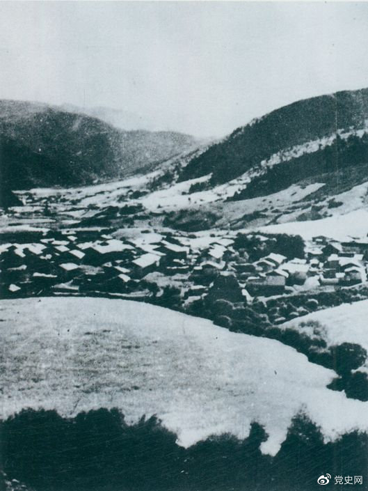 1935年8月20日，中共中央政治局在毛兒蓋召開會議，作出了《關(guān)于目前戰(zhàn)略方針之補(bǔ)充決定》，再次重申兩河口會議關(guān)于北上的戰(zhàn)略方針。圖為毛兒蓋。