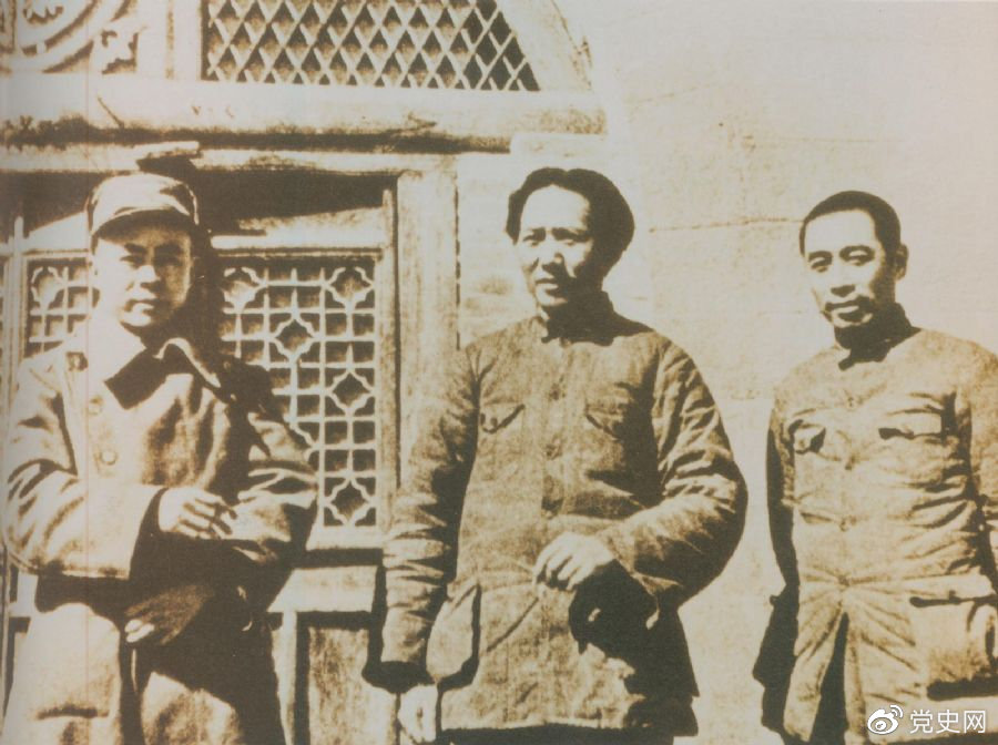 洛川會議上組成了新的中共中央革命軍事委員會，毛澤東為書記（亦稱主席）。這是毛澤東、周恩來和任弼時的合影。