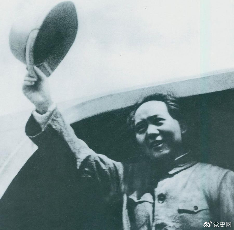 1945年8月28日，毛澤東飛赴重慶時，向前來歡送的延安軍民揮手告別。
