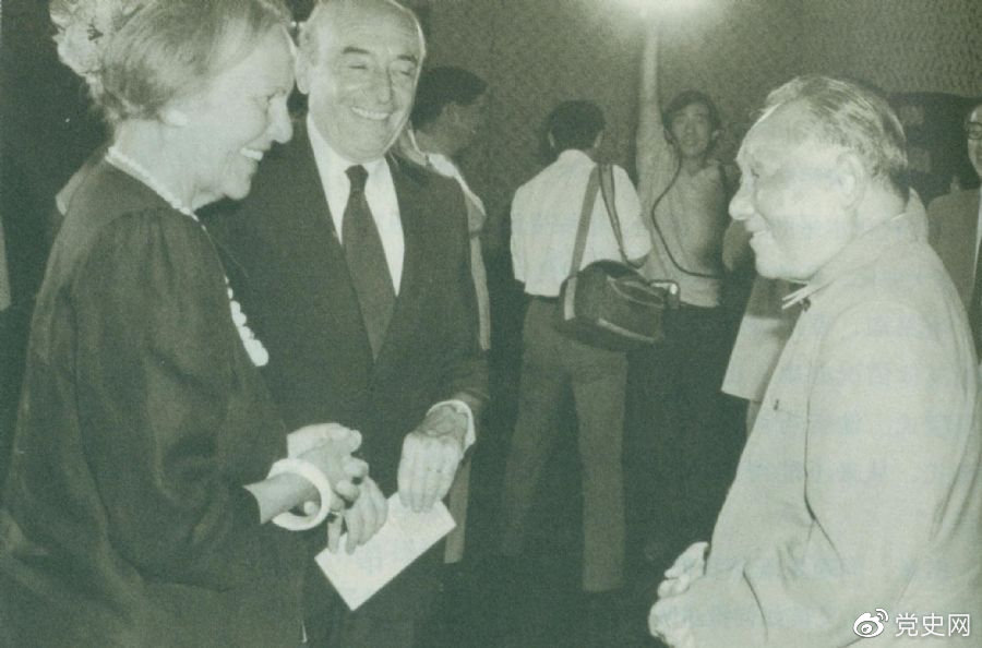 1987年8月29日，鄧小平在會見意大利共產黨領導人約蒂和贊蓋里時指出，中國處在社會主義初級階段。