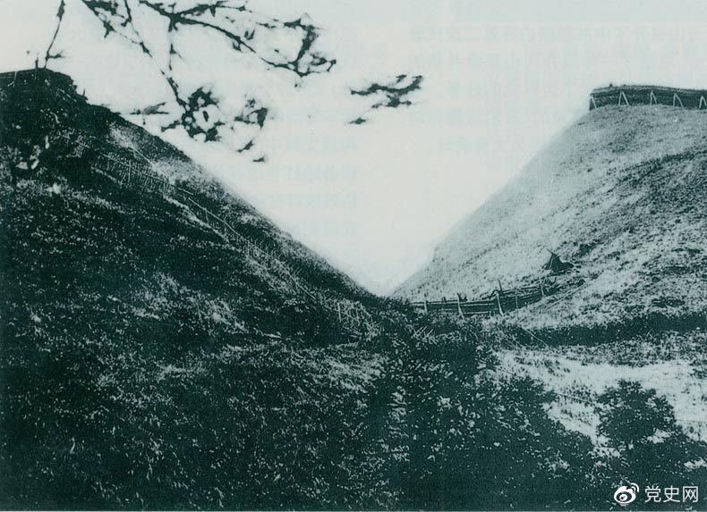 井岡山黃洋界哨口。1928年8月30日，紅軍以不足一個營的兵力，在這里擊退湘贛敵軍的進攻，取得黃洋界保衛(wèi)戰(zhàn)的勝利。至11月，紅軍又打破了兩省敵軍對井岡山根據(jù)地的第二次“會剿”。