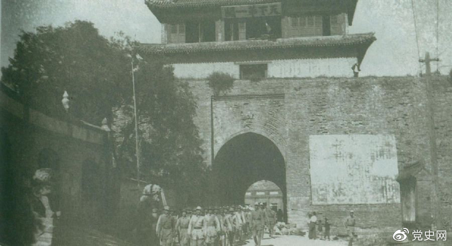 1945年8月下旬，八路軍解放山海關(guān)。