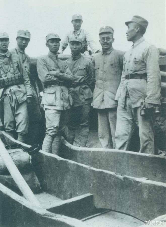 1937年9月，八路軍部分領(lǐng)導(dǎo)人率部東渡黃河，開赴抗日前線。圖為渡船上的八路軍領(lǐng)導(dǎo)人，前排右起：朱德、任弼時、左權(quán)。