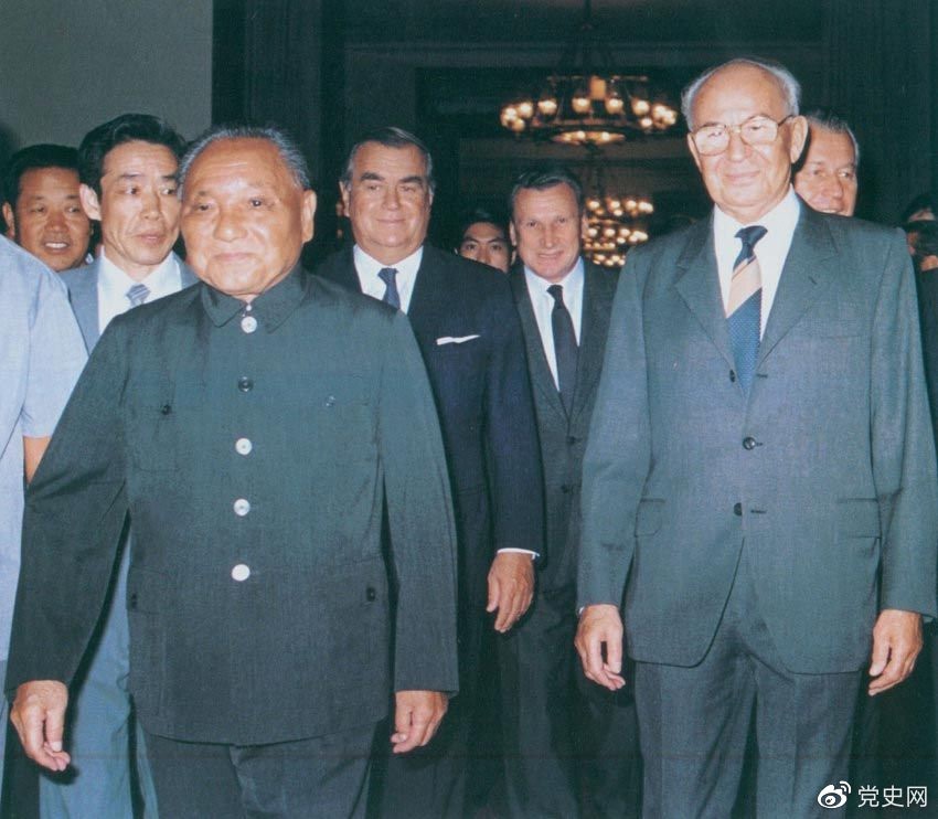 1988年9月5日，鄧小平在會見捷克斯洛伐克總統(tǒng)胡薩克時提出科學技術是第一生產(chǎn)力。